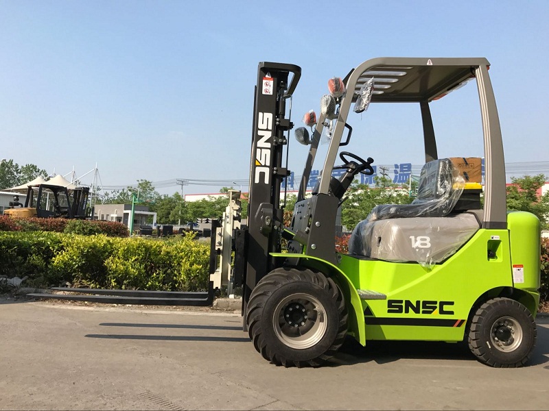 SNSC FD18 1.8 T Forklift with Rotator to New Zealand