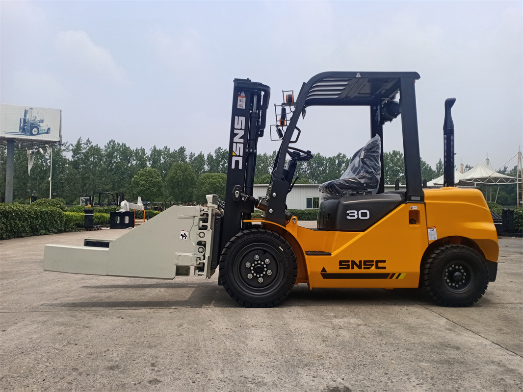 SNSC FD30  Diesel forklift with block clamp   to Seychelles