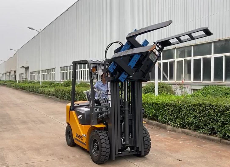 SNSC 2.5 ton Diesel  Forklift with block rotator for Agricultural vegetable handling  in  France